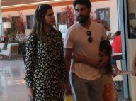 Cauã Reymond passeia com a namorada, Mariana Goldfarb, e a filha, Sofia. Fotos!