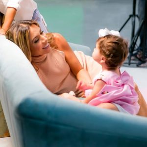 Patrícia Abravanel mostrou um momento fofo com a filha caçula, Jane, neste fim de semana em uma praia do Rio Grande do Norte