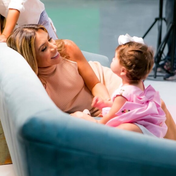 Patrícia Abravanel mostrou um momento fofo com a filha caçula, Jane, neste fim de semana em uma praia do Rio Grande do Norte