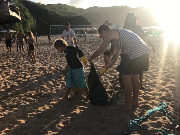 Davi Lucca, filho de Neymar e Carol Dantas, ajudou em limpeza de praia