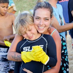 Carol Dantas e o filho, Davi Lucca, ajudam em limpeza de praia de Noronha no domingo, dia 30 de dezembro de 2018