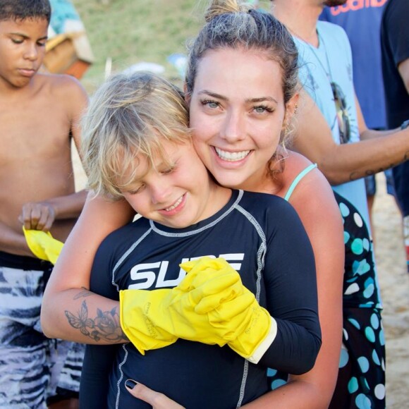 Carol Dantas e o filho, Davi Lucca, ajudam em limpeza de praia de Noronha no domingo, dia 30 de dezembro de 2018