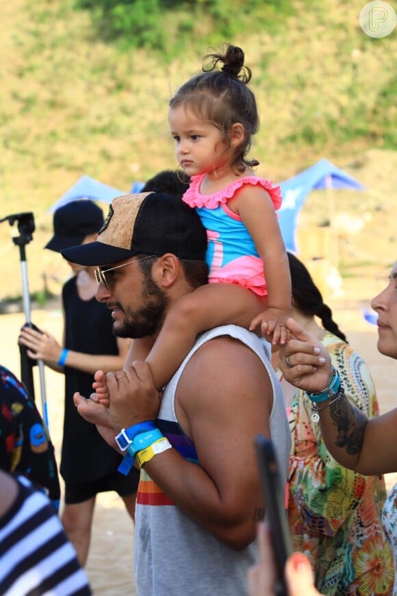 Bruno Gissoni levou a filha, Madalena, nas costas durante parte da limpeza da praia em Noronha