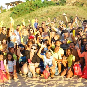 Famosos se reuniram a moradores locais para limpar a praia do Porto