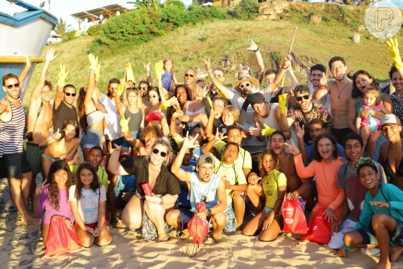 Famosos se reuniram a moradores locais para limpar a praia do Porto