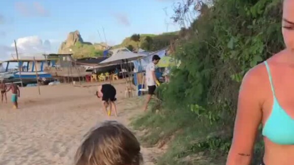 Davi Lucca é filmado pela youtuber Rachell Apollonio em dia de limpeza de praia