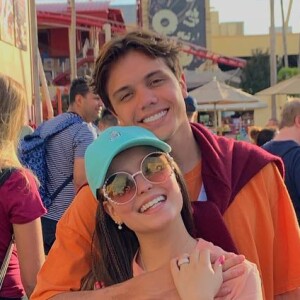 Larissa Manoela e Leo Cidade estão namorando há 1 ano e pela primeira vez passando juntos as festas de Natal e Réveillon