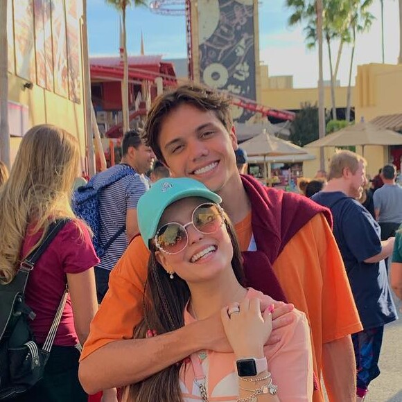 Larissa Manoela e Leo Cidade estão namorando há 1 ano e pela primeira vez passando juntos as festas de Natal e Réveillon