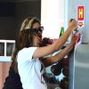 Flávia Alessandra foi abordada por uma menina de seu fã-clube antes de embarcar no aeroporto Santos Dumont, no Rio de Janeiro, na tarde desta terça-feira, 16 de setembro de 2014. Atenciosa, a atriz posou para várias selfies e ganhou um presente da fã