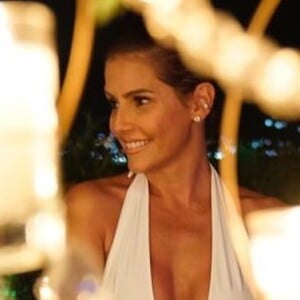 Deborah Secco apostou em look com decote e transparência da styling Manu Carvalho