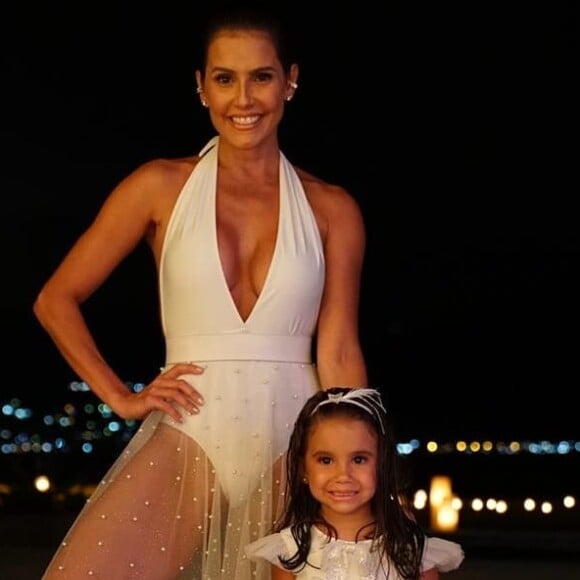 Deborah Secco compartilhou foto ao lado da filha, Maria Flor, de 3 anos, pouco antes da virada do ano