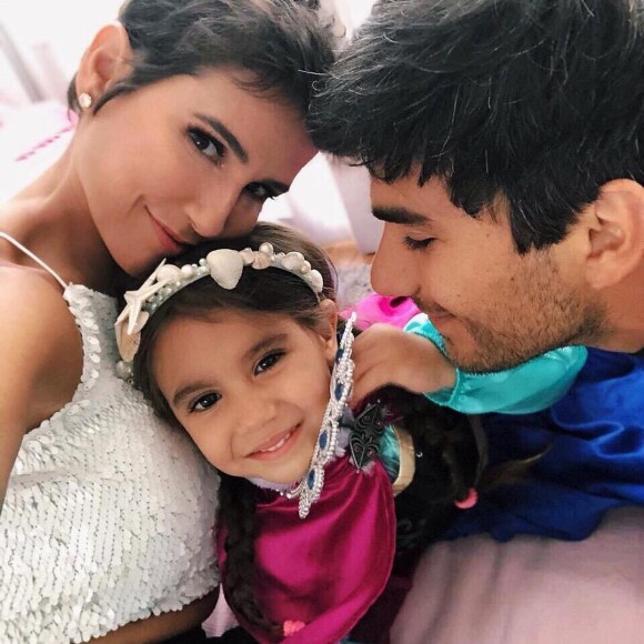Deborah Secco e o marido, Hugo Moura, estiveram na Disney com a filha, Maria Flor, e mais de 20 pessoas