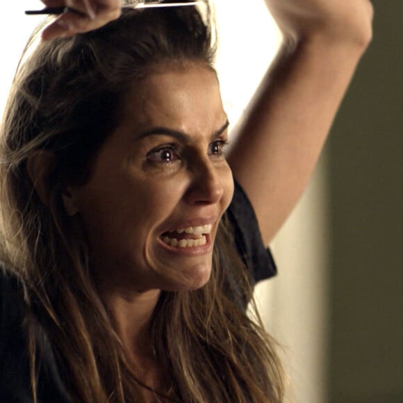 Deborah Secco negou ter recebido dinheiro para cortar o cabelo em cena da novela 'Segundo Sol'