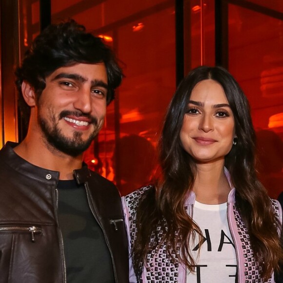 Renato Góes se declarou para a agora noiva, Thaila Ayala: 'Meu amor, eu te dou a minha mão, para que juntos possamos fazer aquilo que eu não posso, não quero e não vou fazer sozinho: uma linda família de amor. Te amo'