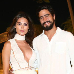 Thaila Ayala e Renato Góes curtiram a virada de ano na Vila de Caraíva, na Bahia. O ator surpreendeu a atriz com pedido de casamento: 'Ele fez a mágica acontecer mais forte do que nunca!'