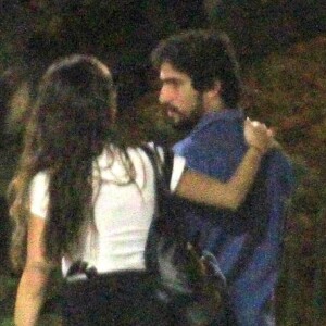 Thaila Ayala e Renato Góes driblam a distância no namoro, que começou no segundo semestre de 2017