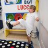 Davi Lucca brinca no novo quarto na casa da mãe, Carol Dantas, com tema futebol