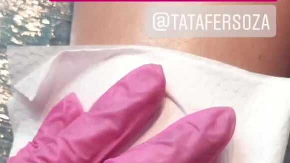 Thais Fersoza desenhou o Espírito Santo na perna e Tatiana Alves mostrou o resultado na web