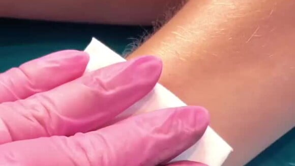 Thais Fersoza tatuou a palavra 'Fé' no pulso e Tatiana Alves exibiu o resultado no Instagram