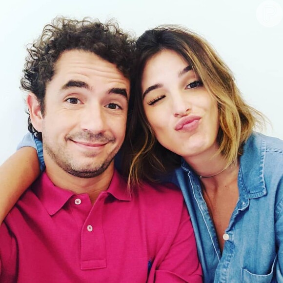 Rafa Brites e o marido, Felipe Andreoli, usaram azul e rosa, respectivamente em foto postada pela jornalista
