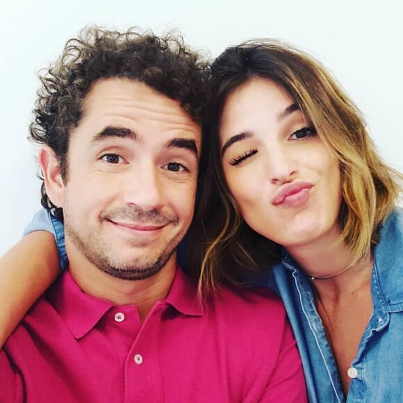 Rafa Brites e o marido, Felipe Andreoli, usaram azul e rosa, respectivamente em foto postada pela jornalista