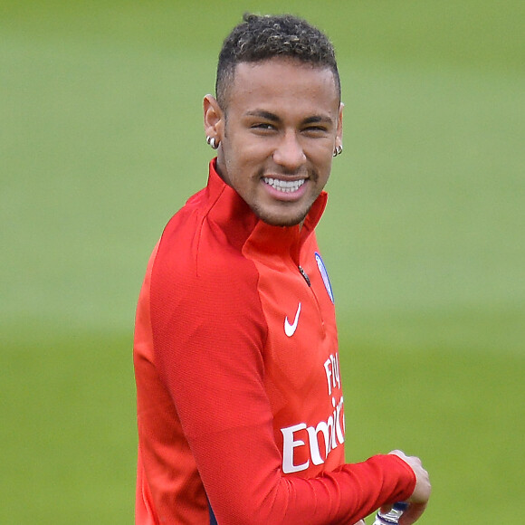 'O Neymar não banca a mim nem a minha família, mas sim... ele já nos proporcionou momentos incríveis dos quais eu sou muito grata por todos eles ', continuou 