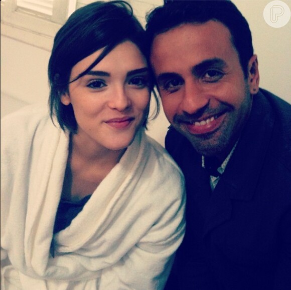 Guilherme Gonzalez posa com Isabelle Drummond nos bastidores de gravações da novela 'Sangue Bom', em 14 de fevereiro de 2013