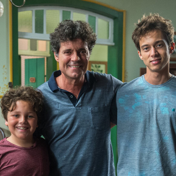 Américo (Felipe Camargo) é repreendido pelo filho Vitor (Guilherme Hamacek) por apostar no jogo no capítulo de sexta-feira, 18 de janeiro de 2019 da novela 'Espelho da Vida'