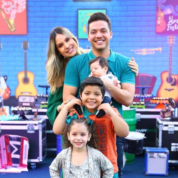 Wesley Safadão se divertiu com a família nesta sexta-feira (04)