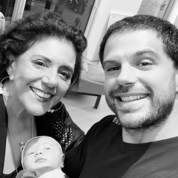 Duda Nagle parabenizou a mãe, a jornalista Leda Nagle, compartilhando foto na qual aparecem ele, a mãe e a filha, Zoe, de 1 mês: 'Supervó'
