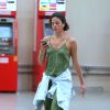 Bruna Marquezine caminha distraída no aeroporto