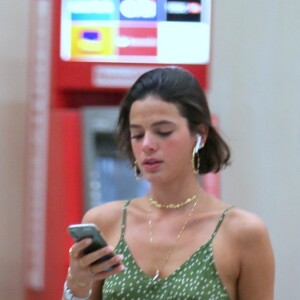Bruna Marquezine caminha distraída no aeroporto