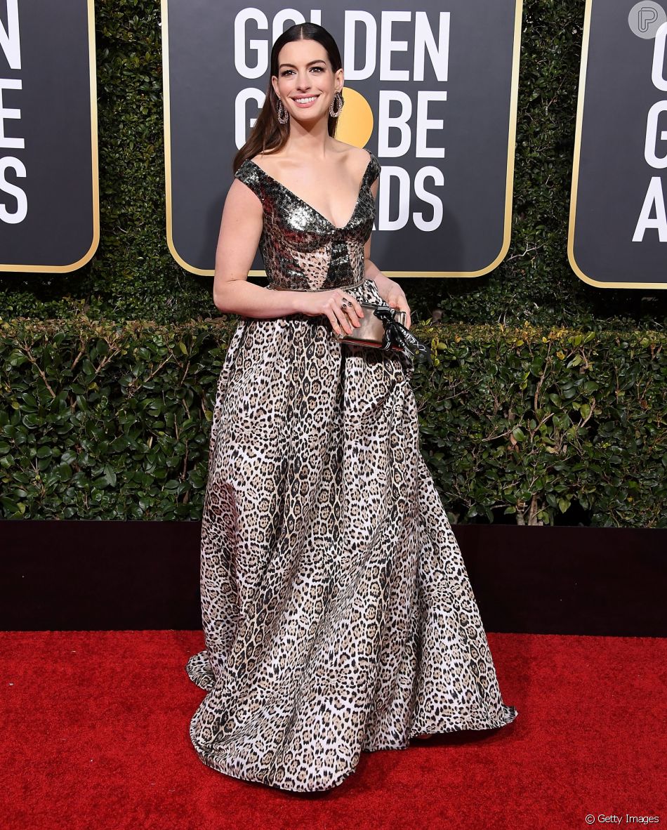 Anne Hathaway usa vestido Elie Saab de animal print no Golden Globes