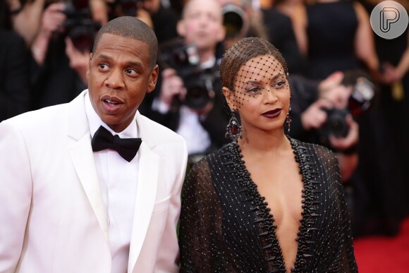 Os cantores Beyoncé e Jay-Z fizeram um novo voto de casamento e comemoraram o aniversário da cantora em uma cerimônia romântica