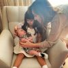 Sabrina Sato já compartilhou um clique fofo da sobrinha, Manuela, com a filha, Zoe, no colo