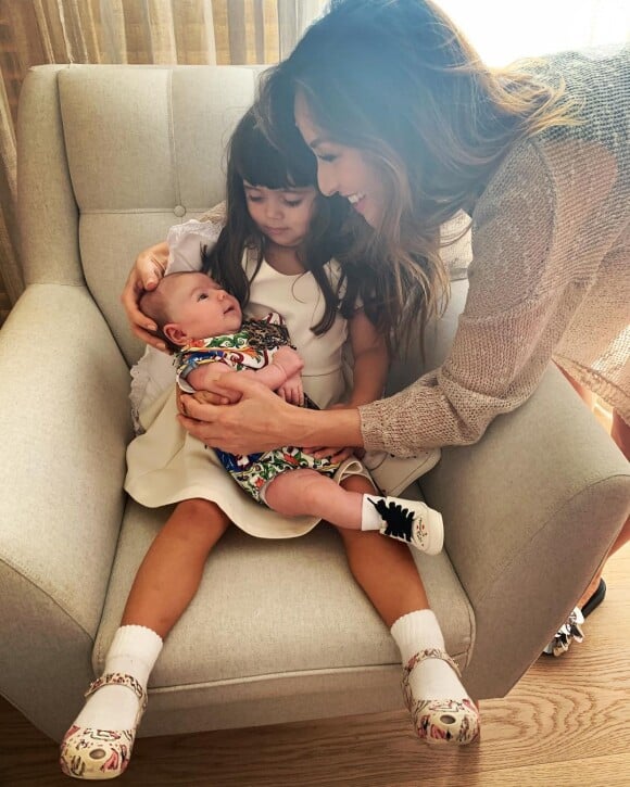 Sabrina Sato já compartilhou um clique fofo da sobrinha, Manuela, com a filha, Zoe, no colo