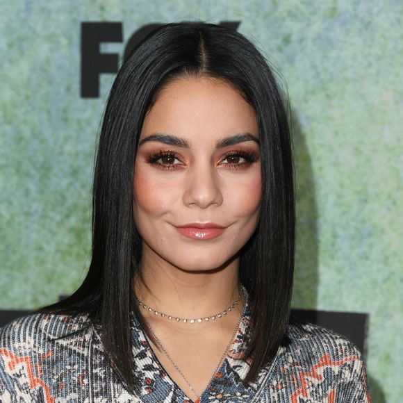 Em um evento recente, Vanessa Hudgens usou uma sombra marrom alaranjada para combinar com os detalhes de seu look