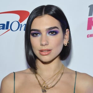 Em um evento em Chicago, nos Estados Unidos, Dua Lipa apostou na sombra verde iluminadora no cantinho interno dos olhos