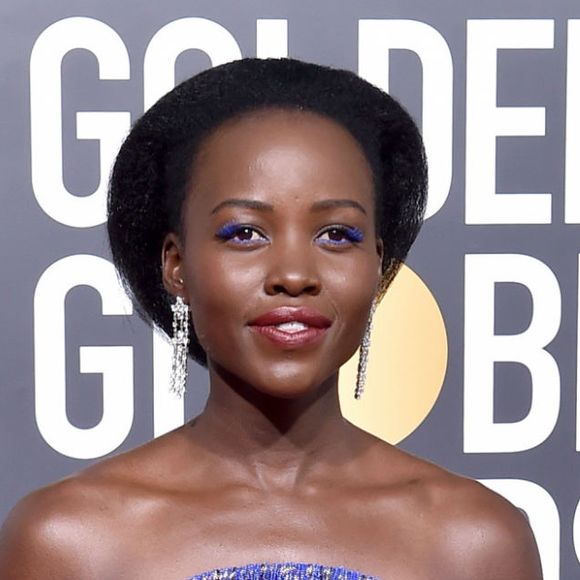 No Globo de Ouro 2019, Lupita Nyong'o usou máscara de cílios e lápis em tom de roxo para combinar com o vestido
