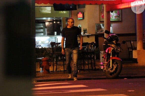 Alexandre Borges foi fotografado sozinho em um bar do Leblon na última terça-feira, 16 de setembro de 2014