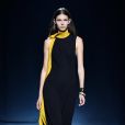 Look preto com um ponto de cor da Givenchy, o longo em tecido levinho é uma ótima solução para o verão