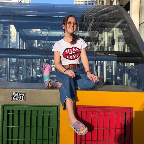 Klara Castanho lembrou que aos 13 anos foi afastada do Twitter por sua mãe porque estava no ar na novela 'Amor à Vida' e os seus dentes costumavam entrar nos assuntos mais comentados: 'Eu me olhava no espelho e sabia que meu dente era horrível, ninguém precisava me falar'