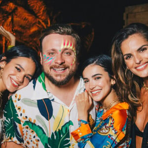 Bruna Marquezine e Manu Gavassi foram juntas a uma reunião na casa do produtor Leo Fuchs