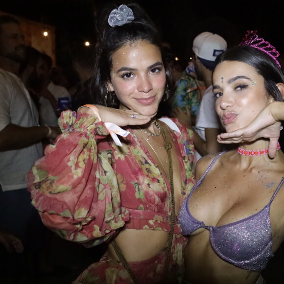 Bruna Marquezine e Manu Gavassi comemoraram o aniversário da cantora em Fernando de Noronha