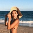 Ana Hikari dispensou a make para curtir um dia de praia