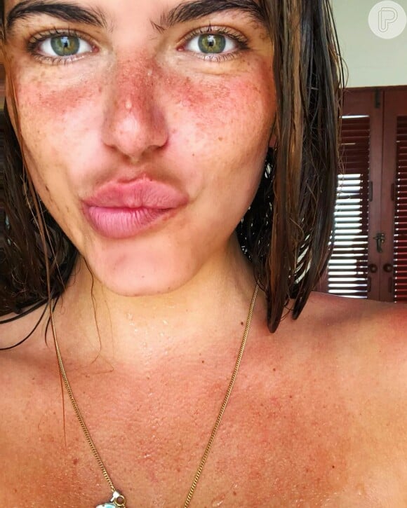Mariana Goldfarb contou que suas sardas eram sua 'maquiagem de verão' em selfie postada na web