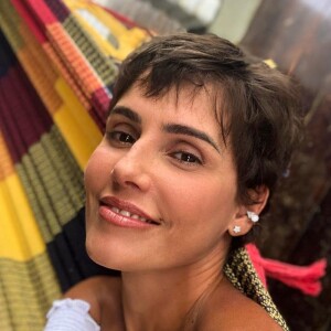 Deborah Secco dispensou produtos de pele em foto nas férias