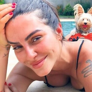 Cleo abriu mão da make para um dia de piscina com seu cachorrinho
