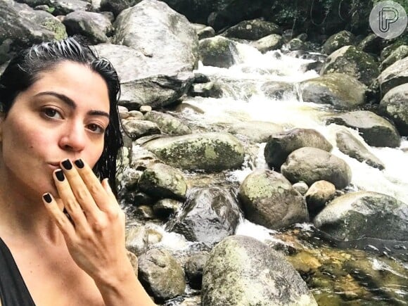 Carol Castro aproveitou um dia ensolarado na cachoeira sem maquiagem