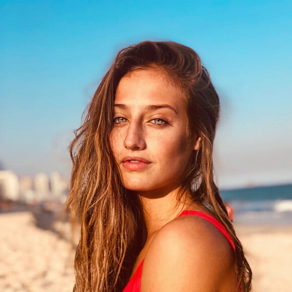 Bruna Griphao deixou à mostra alguns sinais no rosto em clique na praia sem maquiagme